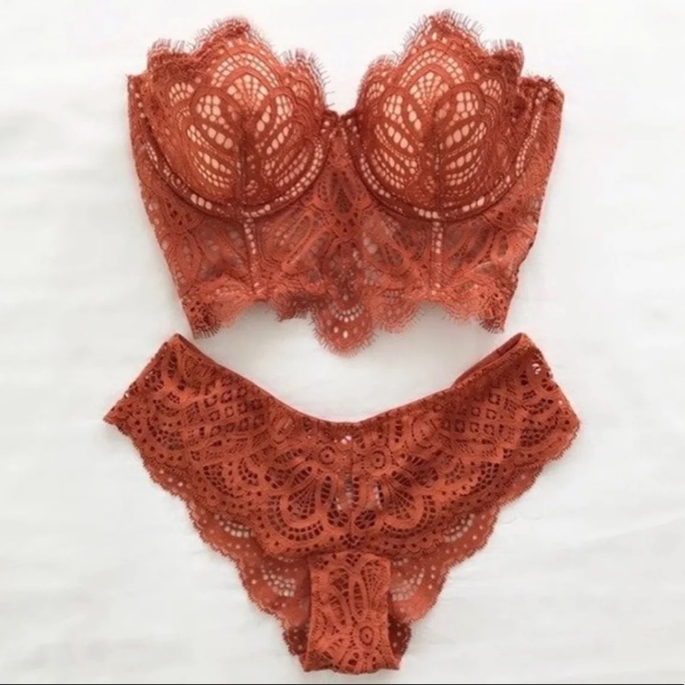 Victoria Secret lingerie set 32dd new with tags